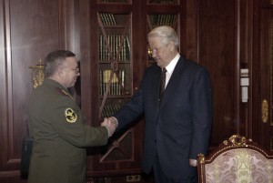 Президент РФ Борис Ельцин во время встречи с министром внутренних дел РФ А.С. Куликовым