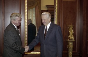 Президент РФ Борис Ельцин во время встречи с заместителем председателя Правительства РФ В.М. Серовым