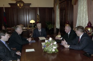 Президент РФ Борис Ельцин во время встречи с председателем Правительства РФ В.С. Черномырдиным, председателями палат Федерального Собрания РФ Е.С. Строевым и Г.Н. Селезневым. Во встрече принимал участие руководитель Администрации президента РФ В.Б. Юмашев