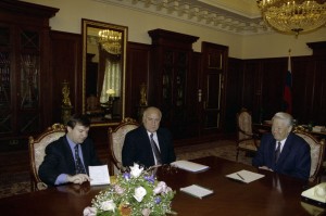 Президент РФ Борис Ельцин во время встречи с председателем Правительства РФ В.С. Черномырдиным и руководителем Администрации президента РФ В.Б. Юмашевым