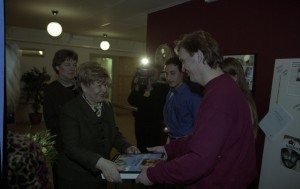 Государственный визит президента РФ Бориса Ельцина в Королевство Швеция. Супруга президента РФ Наина Ельцина во время посещения Бернадотовской гимназии