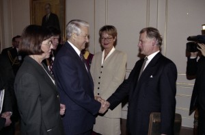 Государственный визит президента РФ Бориса Ельцина в Королевство Швеция. Посещение президентом РФ Борисом Ельциным Парламента Швеции. Во время встречи с руководителями политических партий