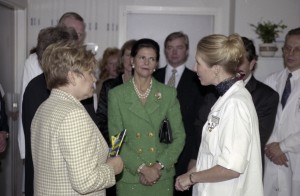 Государственный визит президента РФ Бориса Ельцина в Королевство Швеция. Супруга президента РФ Наина Ельцина во время посещения родильного отделения и женской консультации больницы Дандерюд