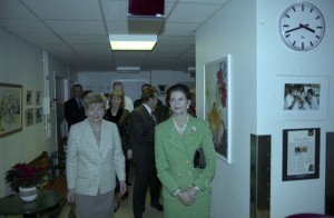 Государственный визит президента РФ Бориса Ельцина в Королевство Швеция. Супруга президента РФ Наина Ельцина во время посещения родильного отделения и женской консультации больницы Дандерюд