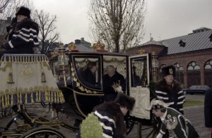 Государственный визит президента РФ Бориса Ельцина в Королевство Швеция. Отъезд из Королевских Конюшен