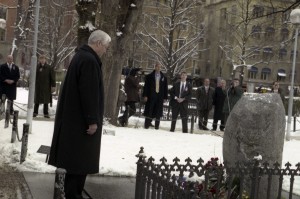 Государственный визит президента РФ Бориса Ельцина в Королевство Швеция. Президент РФ Борис Ельцин возложил венок к могиле премьер-министра Улофа Пальме на кладбище церкви Адольфа Фредрика