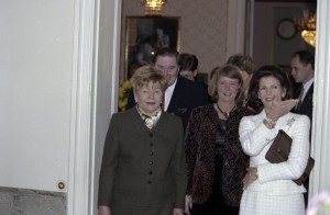 Государственный визит президента РФ Бориса Ельцина в Королевство Швеция. Супруга президента РФ Наина Ельцина и Е.В.Королева Сильвия во время осмотра дома-музея принца Евгения «Вальдемарсудде»