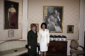 Государственный визит президента РФ Бориса Ельцина в Королевство Швеция. Супруга президента РФ Наина Ельцина и Е.В.Королева Сильвия во время осмотра дома-музея принца Евгения «Вальдемарсудде»