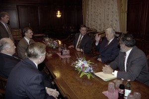 Президент РФ Борис Ельцин во время посещения Государственной  Думы, обсуждавшей проект бюджета на 1998-й год