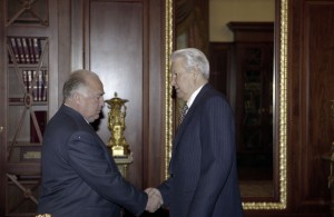 Президент РФ Борис Ельцин во время встречи с председателем Правительства РФ В.С. Черномырдиным, председателями палат Федерального Собрания РФ Е.С. Строевым и Г.Н. Селезневым, руководителем Администрации президента РФ В.Б. Юмашевым. Президент РФ Борис Ельц