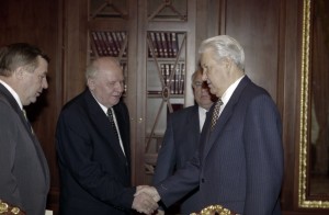 Президент РФ Борис Ельцин во время встречи с председателем Правительства РФ В.С. Черномырдиным, председателями палат Федерального Собрания РФ Е.С. Строевым и Г.Н. Селезневым, руководителем Администрации президента РФ В.Б. Юмашевым. Председатель Государств
