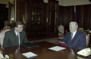 Президент РФ Борис Ельцин во время встречи с директором Федеральной пограничной службы РФ А.И. Николаевым