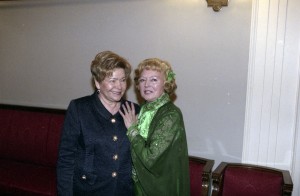 Супруга президента Наина Ельцина на вечере, посвященном 50-летию творческой деятельности Л.Касаткиной в Центральном Академическом театре Российской Армии