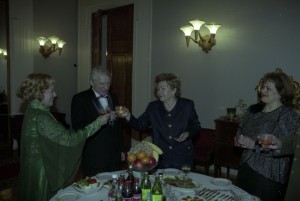 Супруга президента Наина Ельцина на вечере, посвященном 50-летию творческой деятельности Л.Касаткиной в Центральном Академическом театре Российской Армии