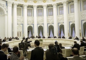 Президент РФ Борис Ельцин на первом заседании «Круглого стола» представителей двух ветвей власти, партий, общественно-политических движений и руководителей регионов