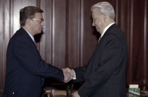 Президент РФ Борис Ельцин вручает государственные награды РФ