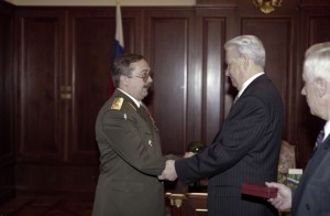 Президент РФ Борис Ельцин вручает государственные награды РФ