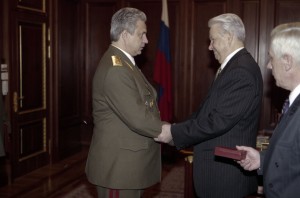 Президент РФ Борис Ельцин вручает государственные награды РФ