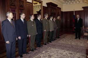 Президент РФ Борис Ельцин вручает государственные награды РФ