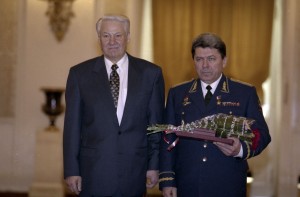Вручение президентом РФ Борисом Ельциным государственных наград деятелям науки и культуры, а также ряду региональных руководителей и военнослужащих. Вручение премии генералу Армии Главкому ВВС П. Дейнекину