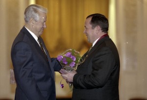 Вручение президентом РФ Борисом Ельциным государственных наград деятелям науки и культуры, а также ряду региональных руководителей и военнослужащих. Награждение губернатора, председателя Правительства Саратовской области Д. Аяцкова