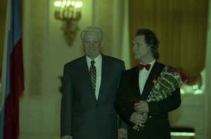 Вручение президентом РФ Борисом Ельциным государственных наград деятелям науки и культуры, а также ряду региональных руководителей и военнослужащих. Награждение художника А.М. Шилова