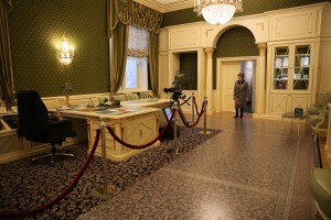 Наина Иосифовна Ельцина в перенесенном в музей подлинном кремлевском кабинете Бориса Ельцина