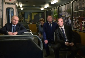 Владимир Путин, Наина Ельцина, Сергей Иванов, Дмитрий Медведев на выставочной экспозиции в Ельцин Центре