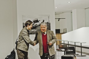 Евгений Кондаков и Александр Ципко на открытии фотовыставки «Танки не взяли Вильнюс»