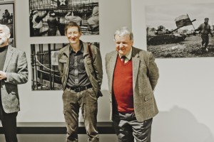 Евгений Кондаков и Александр Ципко на открытии фотовыставки «Танки не взяли Вильнюс»