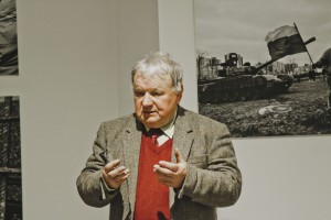 Александр Ципко на открытии фотовыставки «Танки не взяли Вильнюс»