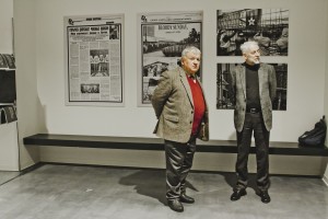 Александр Ципко и Евгений Кондаков на открытии фотовыставки «Танки не взяли Вильнюс»