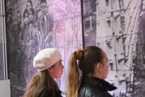 Документальный фильм Мумина Шакирова ​«Холокост – клей для обоев?»