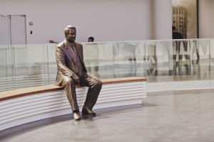 Бронзовая фигура первого президента РФ в музее Бориса Ельцина в Екатеринбурге