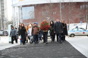 85-летие Бориса Ельцина в музее в Екатеринбурге. Возложение цветов к памятнику первому президента России