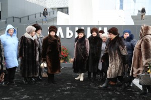 85-летие Бориса Ельцина в музее в Екатеринбурге. Возложение цветов к памятнику первому президента России