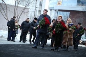 Евгений Куйвашев, Наиана Ельцина, Елена Окулова. 85-летие Бориса Ельцина в музее в Екатеринбурге. Возложение цветов к памятнику первому президента России