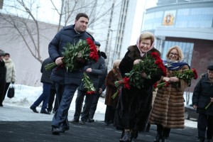 Евгений Куйвашев, Наина Ельцина, Елена Окулова. 85-летие Бориса Ельцина в музее в Екатеринбурге. Возложение цветов к памятнику первому президента России