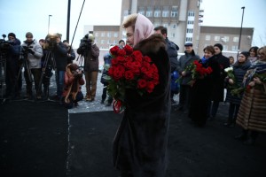 Наина Иосифовна Ельцина. 85-летие Бориса Ельцина в музее в Екатеринбурге. Возложение цветов к памятнику первому президента России