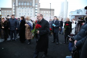 Владимир Шевченко. 85-летие Бориса Ельцина в музее в Екатеринбурге. Возложение цветов к памятнику первому президента России