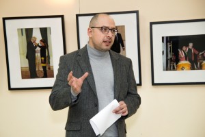 Борис Салахов (слева) на выставке «Борис Ельцин и его время» в Мегионе