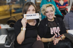 Анна Осокина и Катерина Швалюк, члены жюри чемпионата России по чтению вслух «Открой рот» в Ельцин Центре в Екатеринбурге