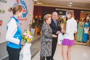 Наина Ельцина вручает награду Елене Рыбакиной. Международный теннисный турнир «Кубок Ельцина 2016»