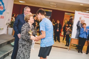 Наина Ельцина награждает Льва Казакова. Международный теннисный турнир «Кубок Ельцина 2016»