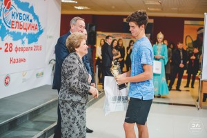 Наина Ельцина награждает Льва Казакова. Международный теннисный турнир «Кубок Ельцина 2016»