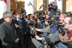 Президент СССР Михаил Горбачев дает интервью журналистам после голосования на референдуме (март 1991 г.)