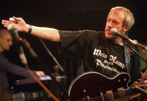 Андрей Макаревич во время концерта   в московском клубе "Б2", на котором коллектив представил новую концертную программу