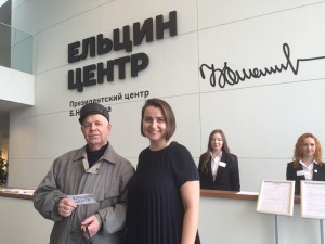 Дина Сорокина приветствует стотысячного посетителя Музея Бориса Ельцина