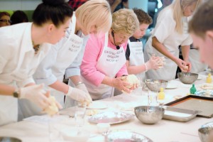 На кулинарном мастер-классе с Наиной Ельциной