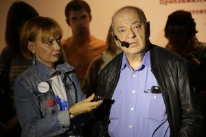 Дмитрий Зимин и Людмила Телень на прогулке по музею